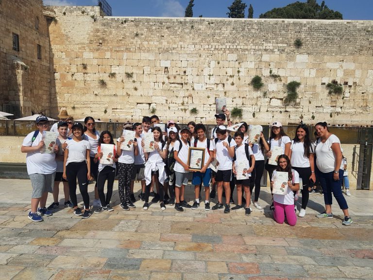 Seventh grade children from the city of Ma'ale Adumim On an experiential tour to celebrate the Bar / Bat Mitzvah year, the peak of which is the arrival at the Western Wall.